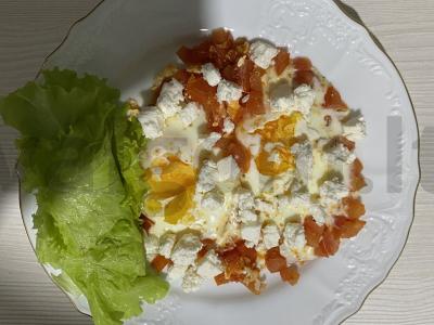 Neįprasta kiaušinienė su pomidorais pusryčiams pagrindine nuotrauka