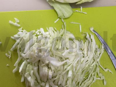 Troškinta kopūstai su keptu svogūnu ir žirnių daigais Žingsnis 1