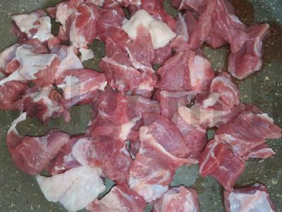 Makaronai su jautiena ir svogūnais keptuvėje Žingsnis 1