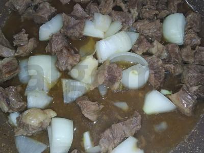 Makaronai su jautiena ir svogūnais keptuvėje Žingsnis 2