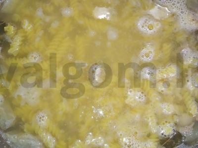 Makaronai su jautiena ir svogūnais keptuvėje Žingsnis 3