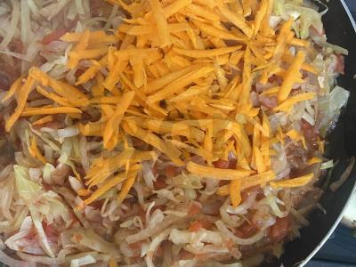 Troškinta kopūstai su keptu svogūnu ir žirnių daigais Žingsnis 7