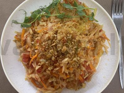 Troškinta kopūstai su keptu svogūnu ir žirnių daigais pagrindine nuotrauka