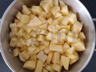 Bulvės su troškiniu ir prieskoniais Žingsnis 1