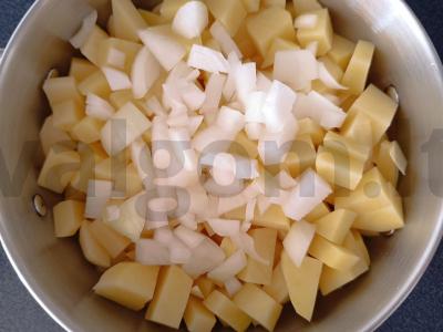 Bulvės su troškiniu ir prieskoniais Žingsnis 2