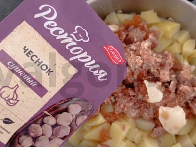 Bulvės su troškiniu ir prieskoniais Žingsnis 4