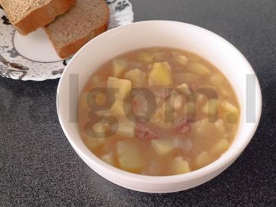 Bulvės su troškiniu ir prieskoniais pagrindine nuotrauka