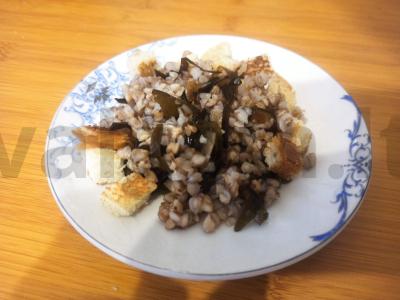 Grikių košė su šviežiais tostais ir jūros kopūstais pagrindine nuotrauka