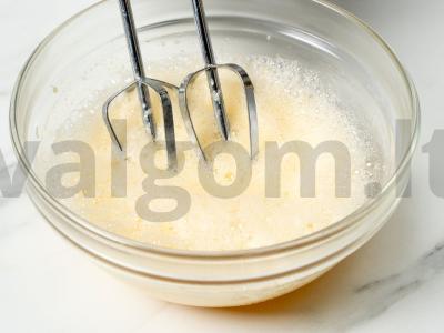 Tortas „Su Naujaisiais metais“ su šokoladu ir graikiniais riešutais Žingsnis 1