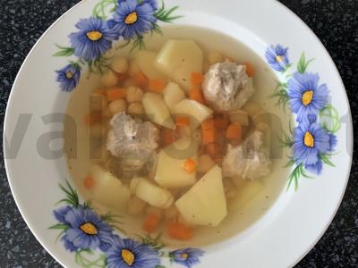 Sriuba su avinžirniais ir kotletukais lėtoje viryklėje pagrindine nuotrauka