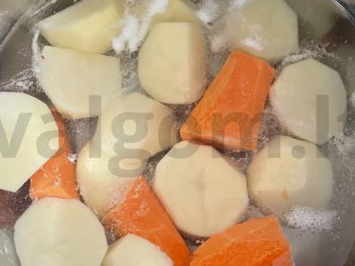 Greitas vinigretas su raugintais kopūstais Žingsnis 1