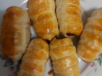 Dešrelės sluoksniuotoje tešloje greitai pagrindine nuotrauka