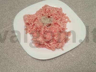 Karšti sumuštiniai su kiaulienos faršu ir gaudos sūriu Žingsnis 1