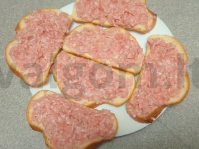 Karšti sumuštiniai su kiaulienos faršu ir gaudos sūriu Žingsnis 2