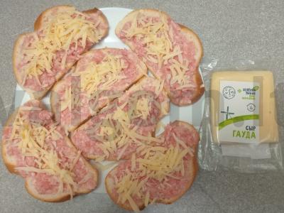 Karšti sumuštiniai su kiaulienos faršu ir gaudos sūriu Žingsnis 4