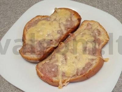 Karšti sumuštiniai su kiaulienos faršu ir gaudos sūriu pagrindine nuotrauka