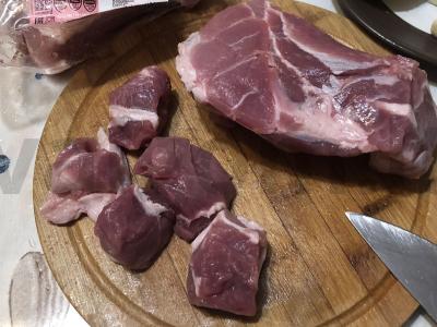 Kiaulienos troškinys su bulvėmis ir kopūstais Žingsnis 1