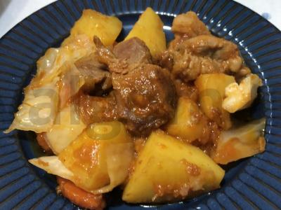 Kiaulienos troškinys su bulvėmis ir kopūstais pagrindine nuotrauka