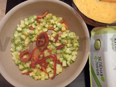 Kiaušinienė su cukinija ir romėniškais pipirais Žingsnis 5