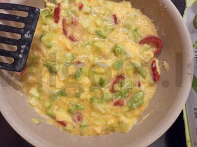 Kiaušinienė su cukinija ir romėniškais pipirais Žingsnis 7