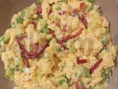 Kiaušinienė su cukinija ir romėniškais pipirais pagrindine nuotrauka