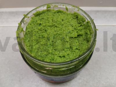 Žalioji adžika iš česnako stiebelių pagrindine nuotrauka