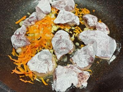 Makaronai su vištienos kepenėlėmis Žingsnis 3