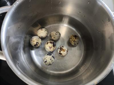 Salotas su putpelių kiaušiniais, sūriu ir daržovėmis Žingsnis 1