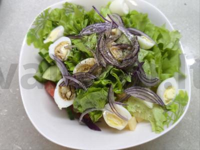 Salotas su putpelių kiaušiniais, sūriu ir daržovėmis Žingsnis 7