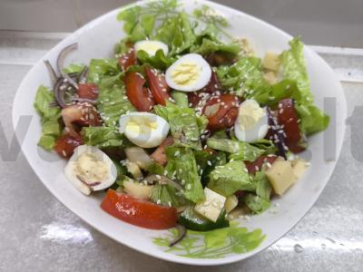 Salotas su putpelių kiaušiniais, sūriu ir daržovėmis pagrindine nuotrauka