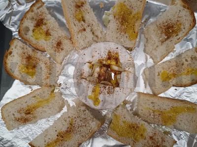 Orkaitėje keptas brie sūris su duona ir prieskoniais Žingsnis 5
