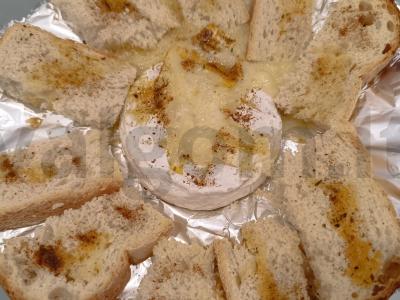 Orkaitėje keptas brie sūris su duona ir prieskoniais pagrindine nuotrauka