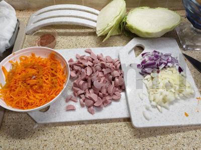 Kepta kopūstai su dešrelėmis ir grietine Žingsnis 1