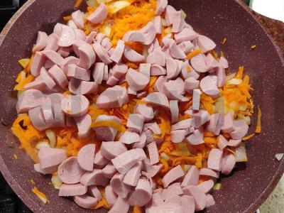 Kepta kopūstai su dešrelėmis ir grietine Žingsnis 3