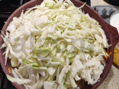 Kepta kopūstai su dešrelėmis ir grietine Žingsnis 5