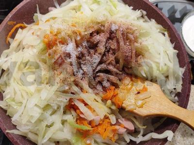 Kepta kopūstai su dešrelėmis ir grietine Žingsnis 7