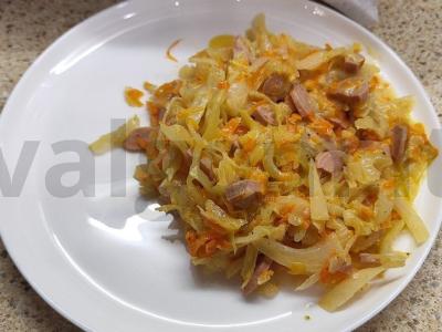 Kepta kopūstai su dešrelėmis ir grietine pagrindine nuotrauka