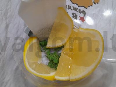 Žalioji arbata su citrusiniais vaisiais, mėtomis ir vaniliniu cukrumi Žingsnis 1