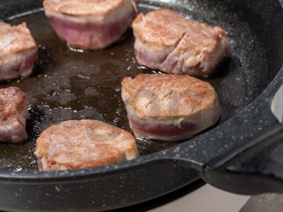 Kiauliena pomidorų padaže Žingsnis 2