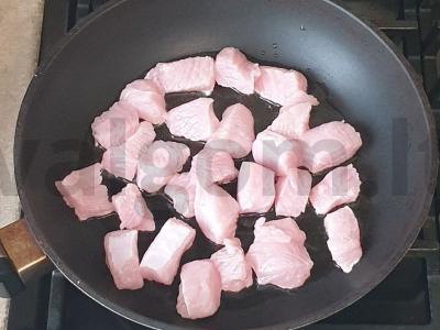 Plovas su kalakutiena ir žaliais žirneliais Žingsnis 2