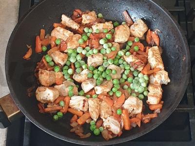 Plovas su kalakutiena ir žaliais žirneliais Žingsnis 5