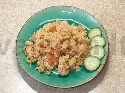 Plovas su kalakutiena ir žaliais žirneliais pagrindine nuotrauka