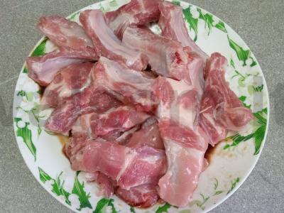 Kepti kiaulienos šonkauliai medaus-citrinų marinate Žingsnis 2