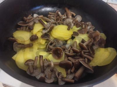 Bulvės su miško grybais keptuvėje Žingsnis 1