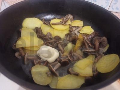 Bulvės su miško grybais keptuvėje Žingsnis 2