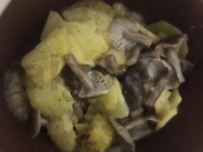 Bulvės su miško grybais keptuvėje pagrindine nuotrauka