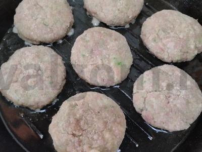 Kiaulienos- jautienos kotletai su mangoldu Žingsnis 4