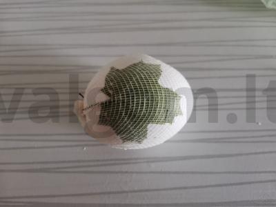 Dažyti kiaušiniai svogūnų lukštuose Žingsnis 2