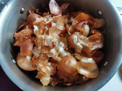 Dažyti kiaušiniai svogūnų lukštuose Žingsnis 4