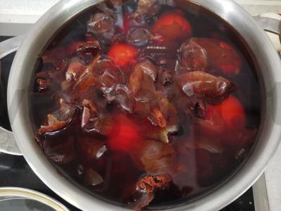 Dažyti kiaušiniai svogūnų lukštuose Žingsnis 5